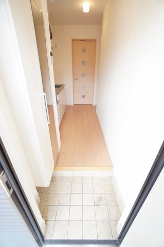 玄関　※同物件・反転タイプの写真です。