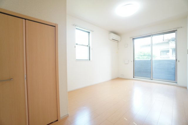 居室・リビング　※同物件・反転タイプの写真です。