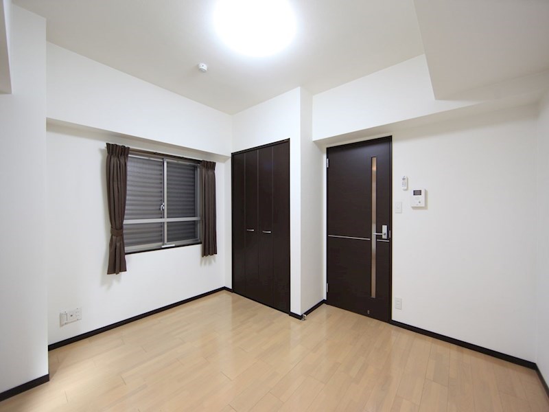 居室・リビング　洋室7.6帖　2面採光　クローゼット付　バルコニー