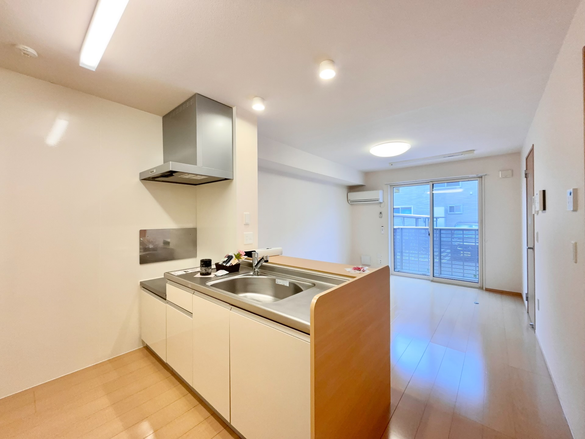 居室・リビング　リビング部分・広々１２帖超！日当たり良好♪（同棟参考写真）