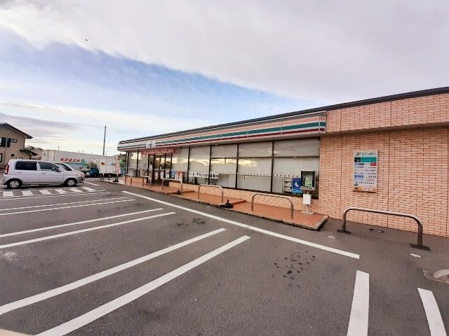 コンビニ　セブンイレブン伊勢崎富塚店（コンビニ）まで350m