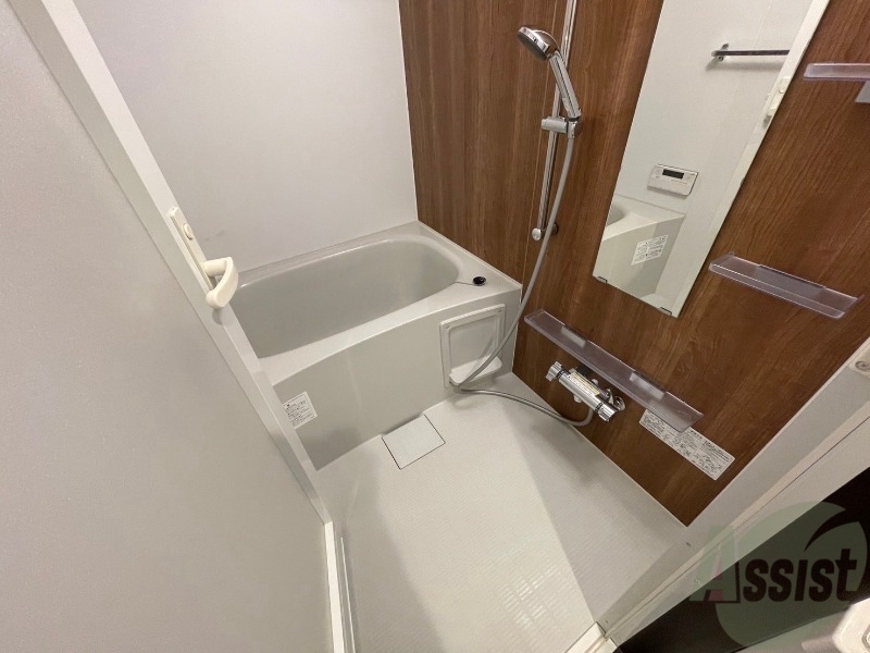 バス・シャワールーム　バスルームは狭すぎず、シャワーも浴びやすそうです。