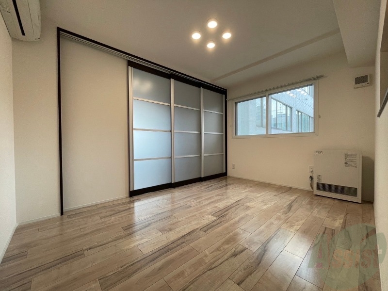 居室・リビング　白さが清潔感を出してくれます。お部屋も明るいですね。