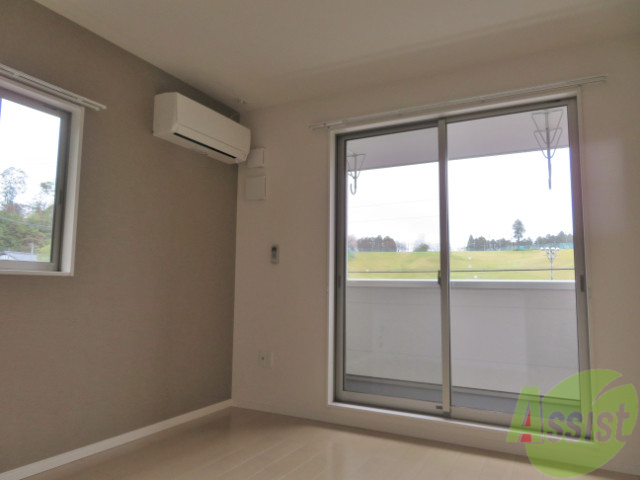 居室・リビング　９．５帖の洋室です。窓が二つ付いていて光が差し込みます。