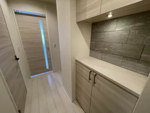 玄関　収納内の段差をかえることができるシューズボックス。ブーツな…