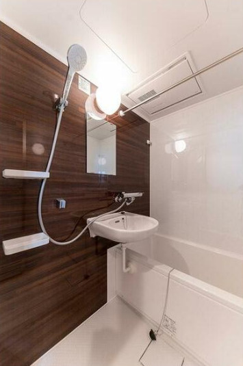 バス・シャワールーム　清潔感のあるバスルームです。