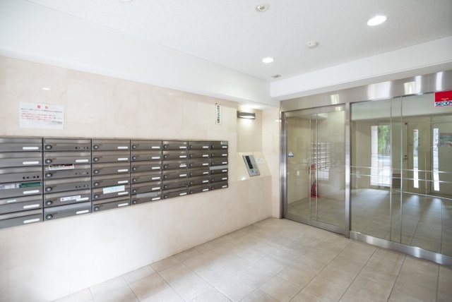 エントランス　落ち着いたエントランスです