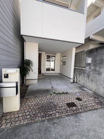 駐車場　駐車場があるので、車を買う予定の方も安心です