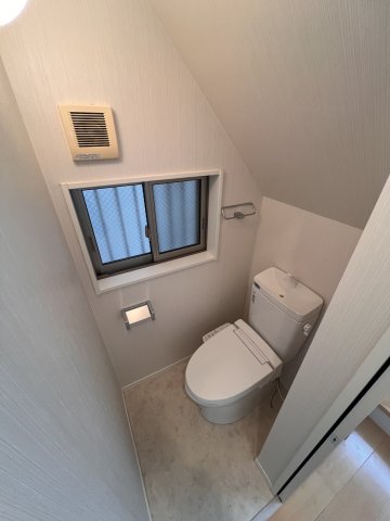 トイレ　落ち着いた色調のトイレです