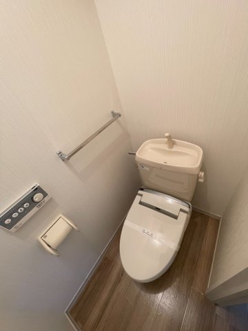 トイレ　ウォシュレット付きで快適です！