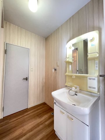 洗面設備　シャワー付きなので寝ぐせ直しに助かります！