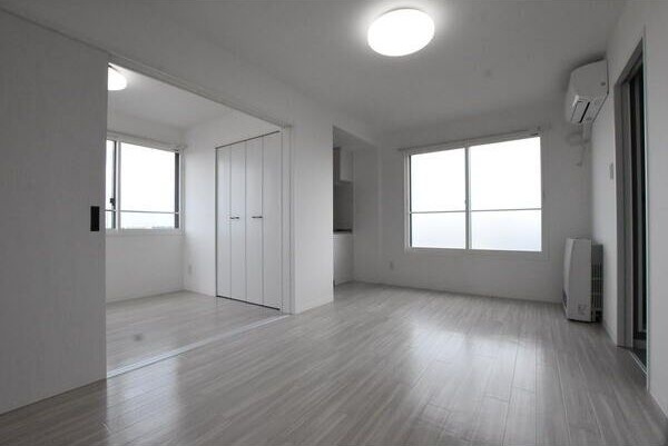 居室・リビング　明るい居間で気持ちまで明るくなりますね！