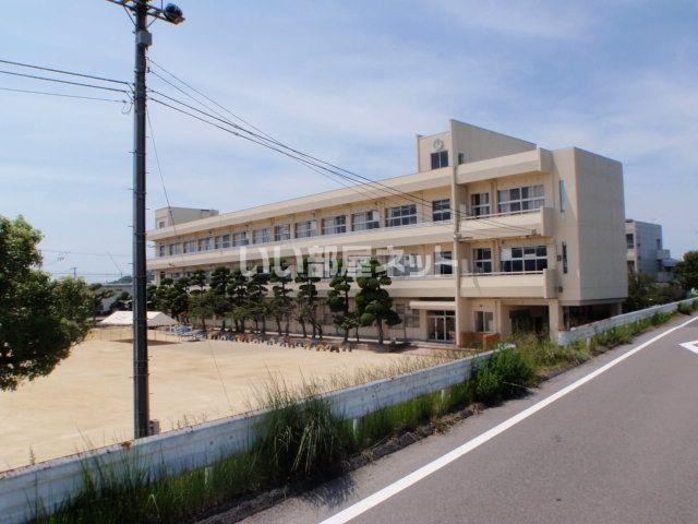 小学校　丸亀市立城東小学校（小学校）まで715m