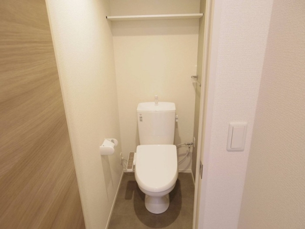 トイレ　温水シャワー付きトイレです