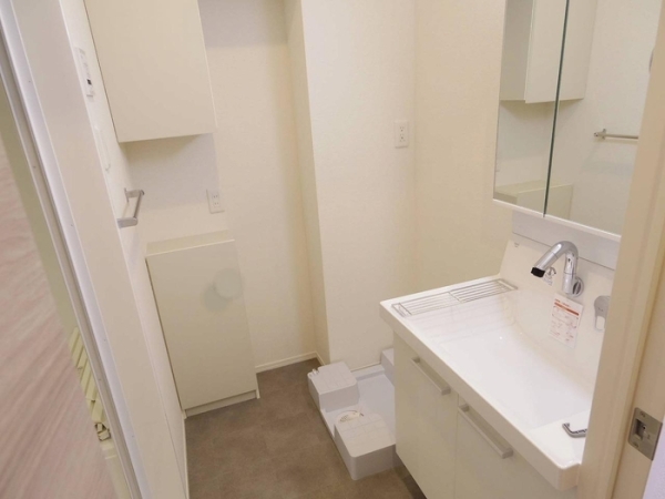 洗面設備　独立洗面台で朝の準備も快適です♪