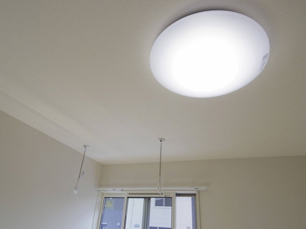 その他設備　照明、室内物干し付き