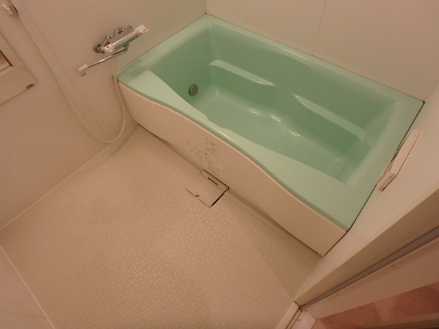 バス・シャワールーム　爽やかなカラーのバスで気分も爽やかに