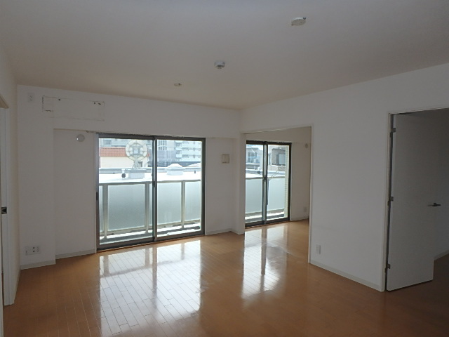 居室・リビング　最上階のお部屋で落ち着きのある新生活をスタート