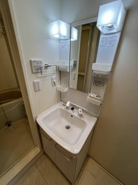 洗面設備　シャワー付洗面化粧台