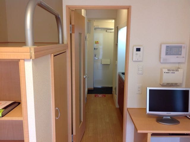玄関　居間から玄関