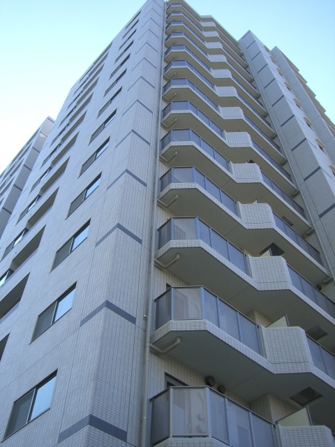 建物外観　タイル貼りの立派な外観です。