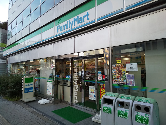 コンビニ　ファミリーマート千住警察署前店（コンビニ）まで500m