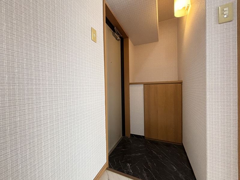 玄関　☆履物も十分収納できる靴箱です☆