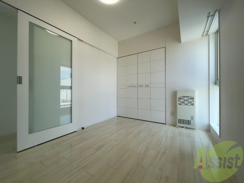 その他部屋・スペース　寝室はこちらです。光が差し込む、温かみのあるお部屋です。