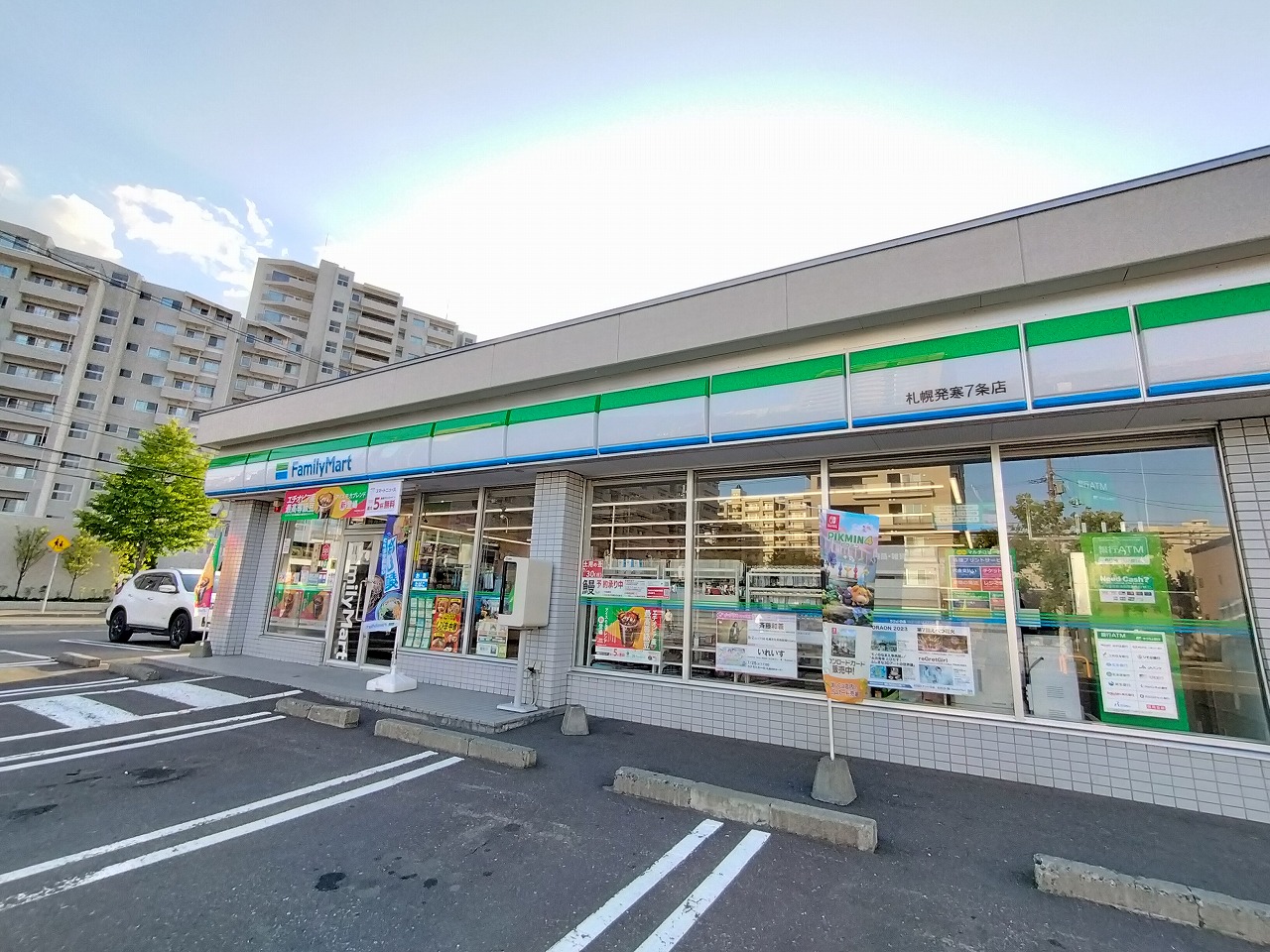 コンビニ　ファミリーマート札幌発寒7条店（コンビニ）まで170m