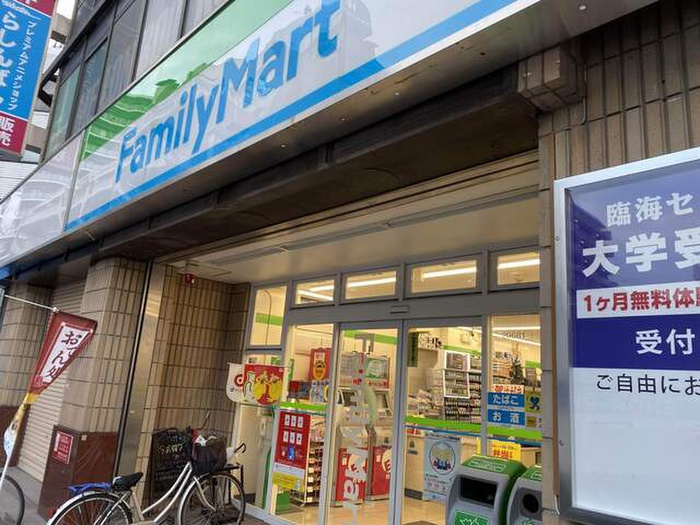コンビニ　ファミリーマート小浦蒲田駅西店（コンビニ）まで105m