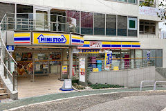 コンビニ　ミニストップ 信濃町駅南口店（コンビニ）まで624m