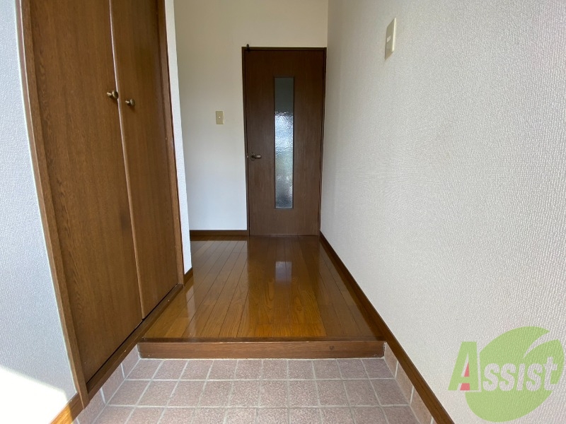 玄関　こちらが玄関です。玄関口が広く、荷物の持ち運びに便利です。