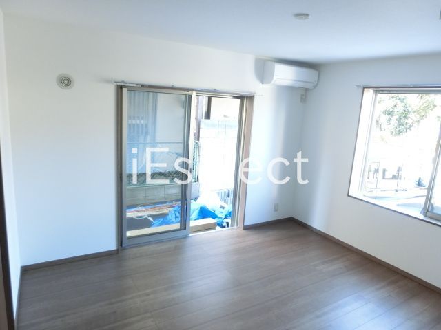 居室・リビング　２面採光で風通しも良いお部屋です