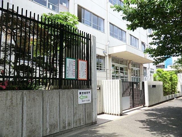 中学校　世田谷区立駒沢中学校（中学校）まで60m