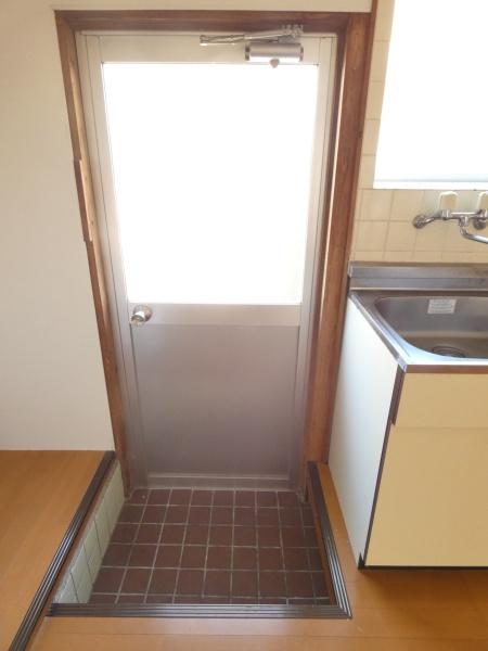 その他　勝手口があり荷物を運ぶ際便利ですね♪