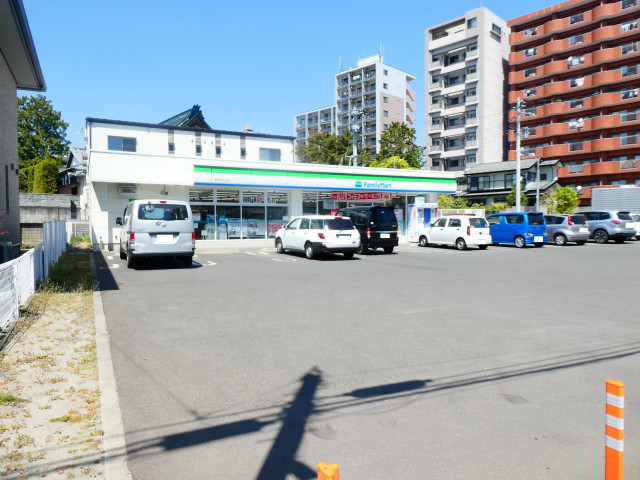 コンビニ　ファミリーマート新寺４丁目店（コンビニ）まで230m