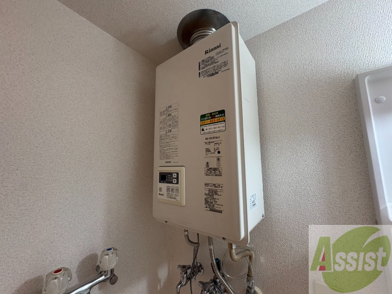 その他設備　給湯器は簡単操作で温度調整ができますよ。