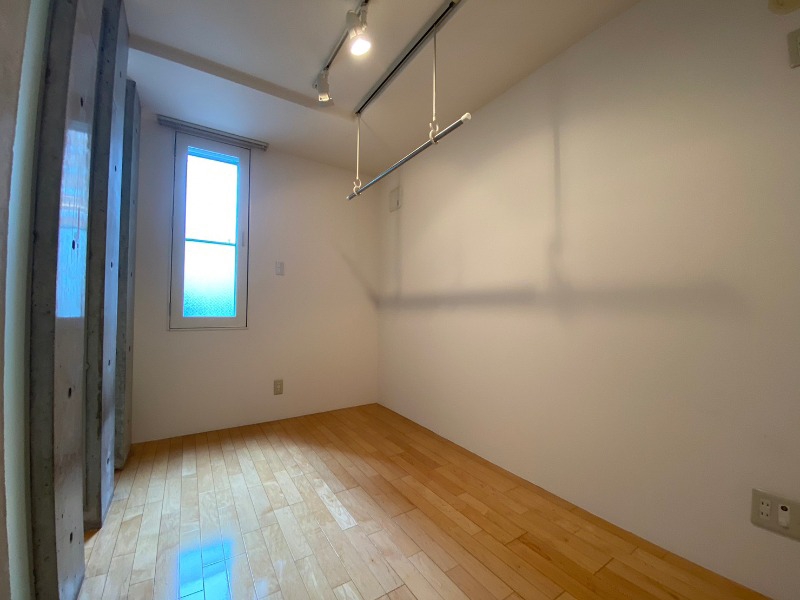 その他部屋・スペース　寝室はこちらです。光が差し込む、温かみのあるお部屋です。