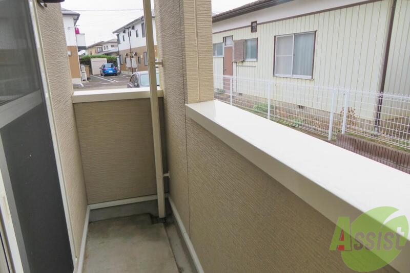 バルコニー　バルコニーは、こんな感じで広々としていますね。