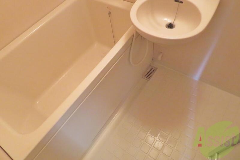バス・シャワールーム　バス・トイレ別で洗い場もキレイに保たれています。