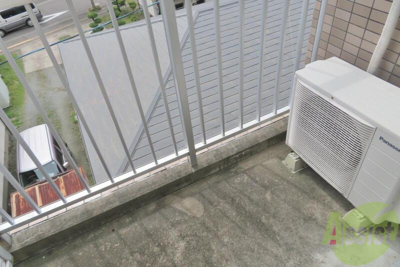 バルコニー　広くはないですが、ベランダも付いてます。