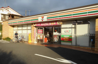 コンビニ　セブンイレブン 東京高校前店（コンビニ）まで418m