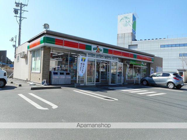 コンビニ　ファミリーマート（コンビニ）まで513m