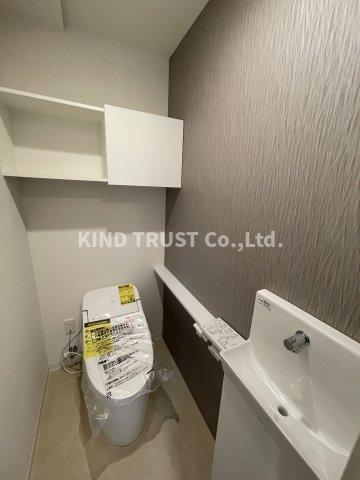 トイレ　落ち着いた色調のトイレです