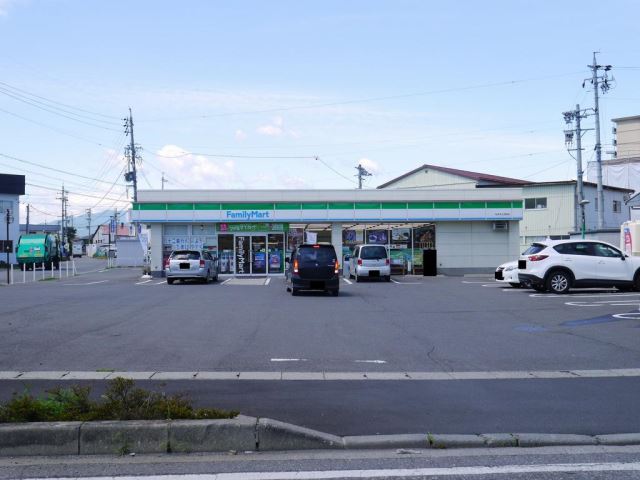 コンビニ　ファミリーマート（コンビニ）まで820m