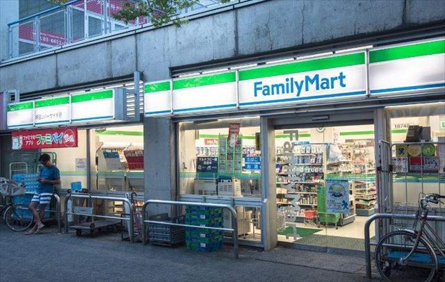 コンビニ　ファミリーマート（コンビニ）まで67m