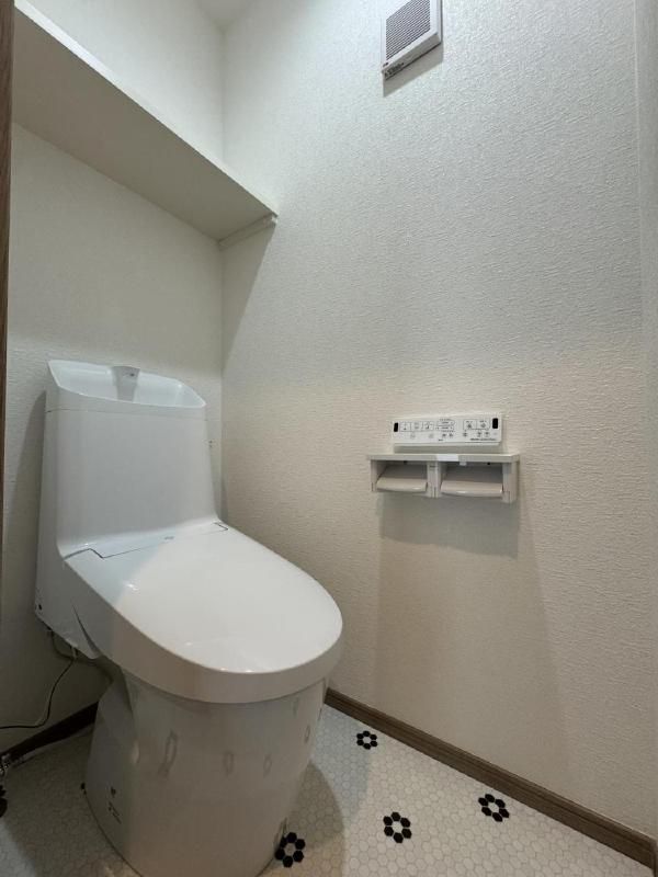 トイレ　落ち着いた色調のトイレです