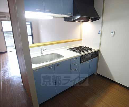キッチン　３口コンロのシステムキッチン。