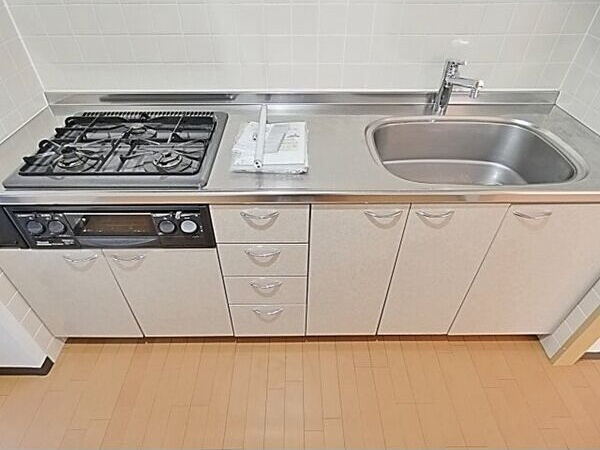 キッチン　※写真は同じマンションの違う部屋のものになります。