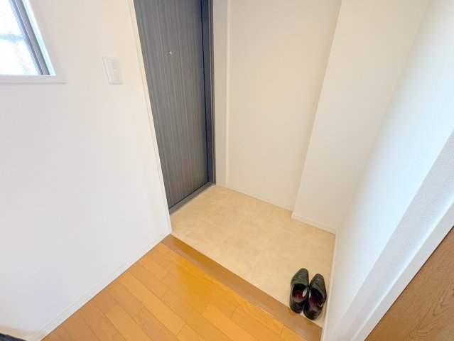 玄関　※同建物の類似写真となります。